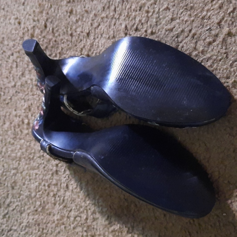 Shoes - Picture 4 of 5
